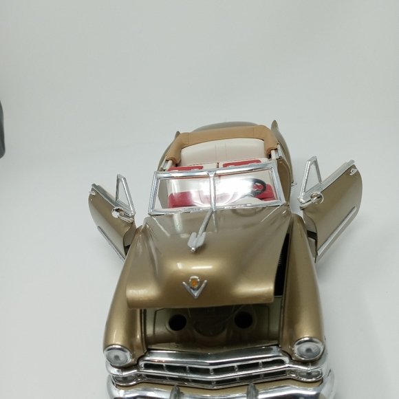 Diecast 1/18 Scale Cadillac - Picture 13 of 16